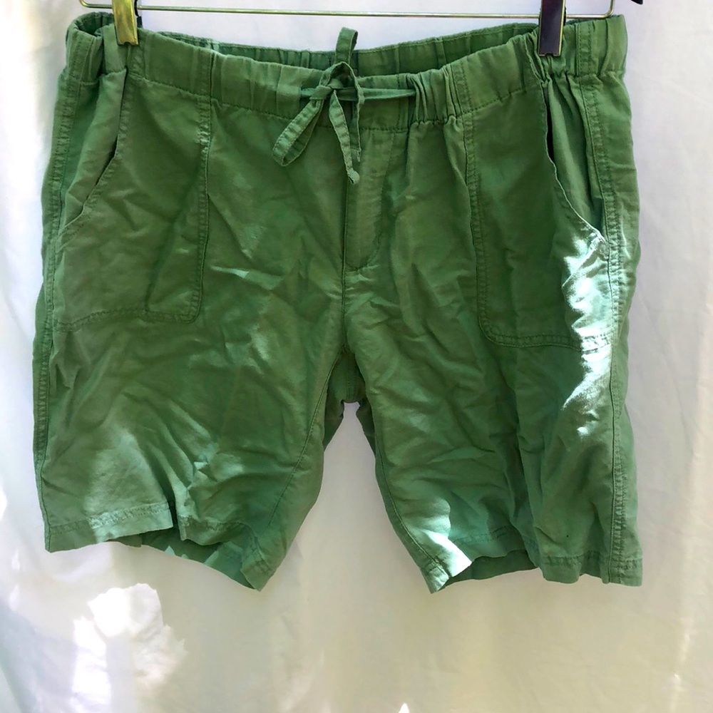 Size LG, green Columbia shorts, elastic waist wit tie. 4 pockets. Good shape.